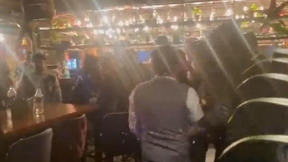 Noida News: गार्डन गैलेरिया मॉल में खूब चले लात-घूंसे, VIDEO हुआ वायरल, जांच में जुटी पुलिस Noida News: गार्डन गैलेरिया मॉल में खूब चले लात-घूंसे, VIDEO हुआ वायरल, जांच में जुटी पुलिस