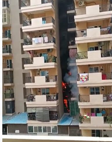 UP: नोएडा में लगी भीषण आग, मची अफरा तफरी, मौके पर फायर ब्रिगेड की कई गाड़ियां मौजूद