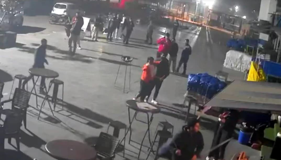 Noida News: नोएडा में कार पार्किंग को लेकर मचा बवाल, दुकानदार और चालकों के बीच जमकर चले लात-घूसे