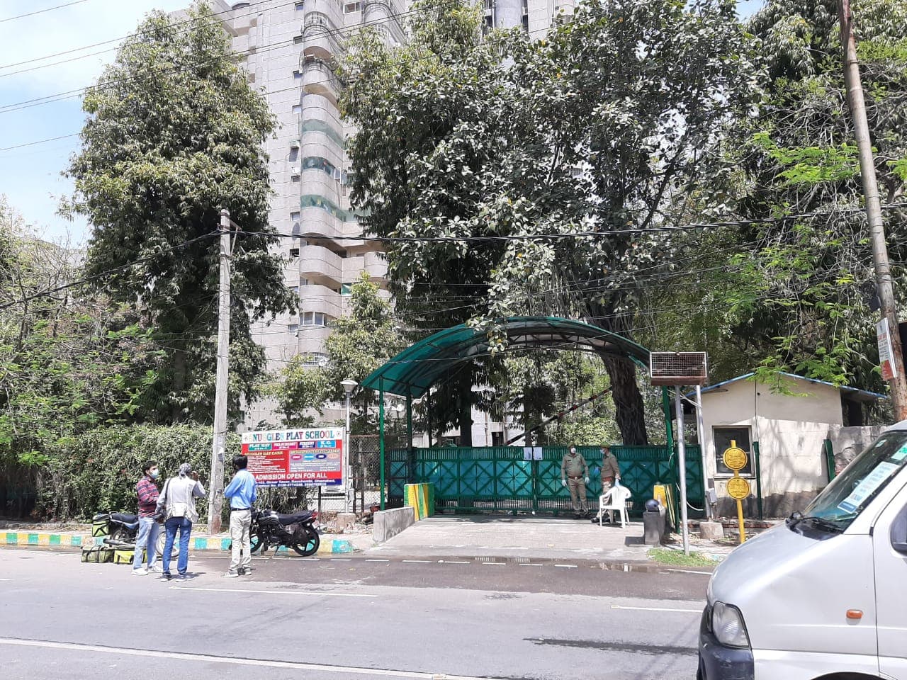 नोएडा में Lockdown का असर : 45 रेड जोन में से 27 इलाके खतरे से बाहर, अब तक एक भी मौत नहीं