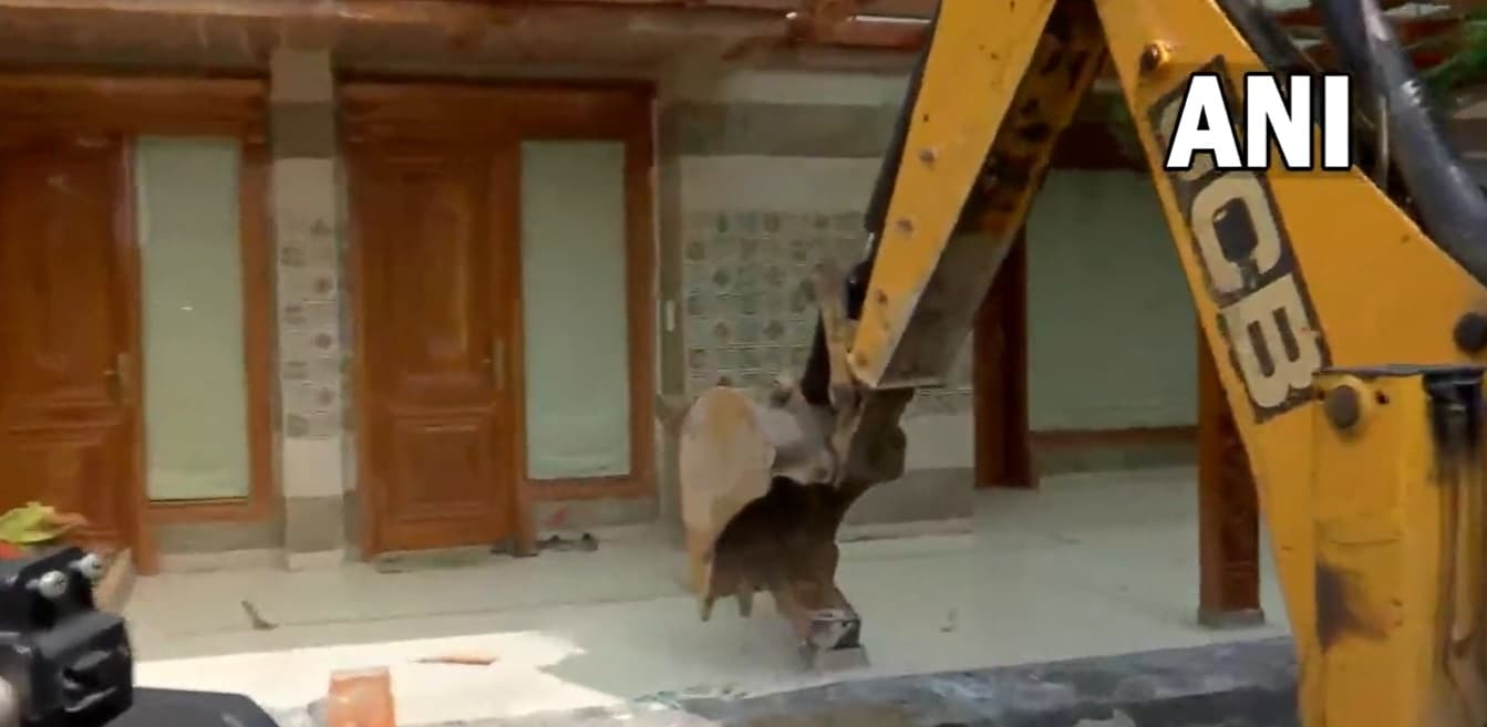 श्रीकांत त्यागी के अवैध निर्माण पर चला बाबा का बुलडोजर, डिप्टी सीएम बोले- आरोपी को नहीं होने देंगे मुक्त