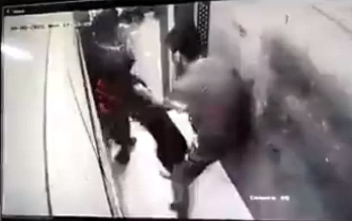 गाजियाबाद के बाद अब नोएडा में लिफ्ट में ही कुत्ते के हमले का वीडियो हुआ वायरल, जानें क्या है पूरा मामला