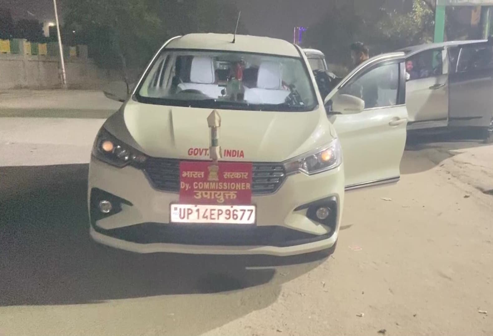 Noida News: IT और GST की संयुक्त टीम ने कपड़ा कारखाने के ठिकानों पर की छापेमारी, 64.69 लाख रुपये बरामद