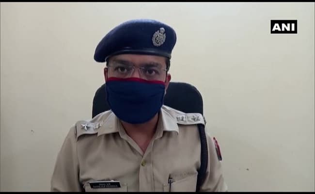 नोएडा: अंडा खिलाने में देर हुई तो पुलिसकर्मियों ने कर दी दुकान में तोड़फोड़, कमिश्‍नर ने किया सस्पेंड