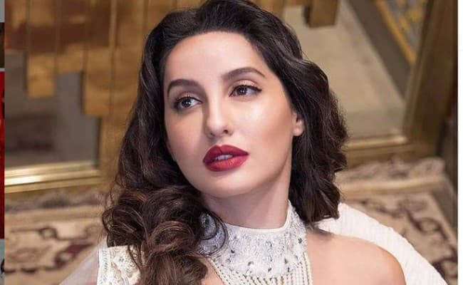 नोरा फतेही शॉर्ट क्रॉच ड्रेस में दिखीं बेहद ग्‍लैमरस, एक्‍ट्रेस के मिनी बैग की कीमत सुनकर हैरान जाएंगे आप, Photos