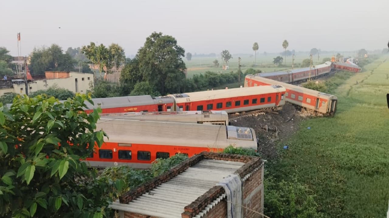 PHOTOS: बिहार में जब खेत में पलटी North East Express की बोगियां, देखिए बक्सर रेल हादसे की खास तस्वीरें..