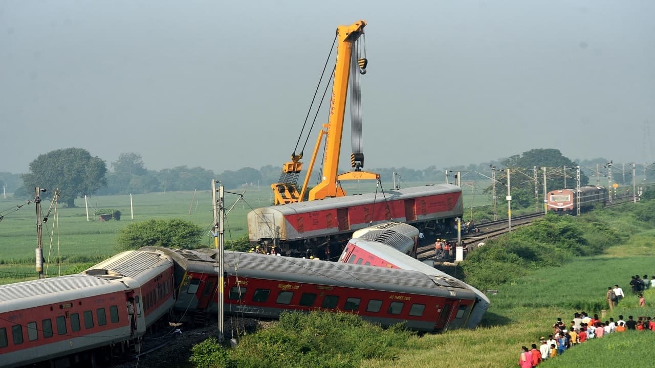 North East Train Accident के बाद राजधानी 200 मिनट, तो संपूर्ण क्रांति 7 घंटे लेट, 100 ट्रेनें रहीं रद्द