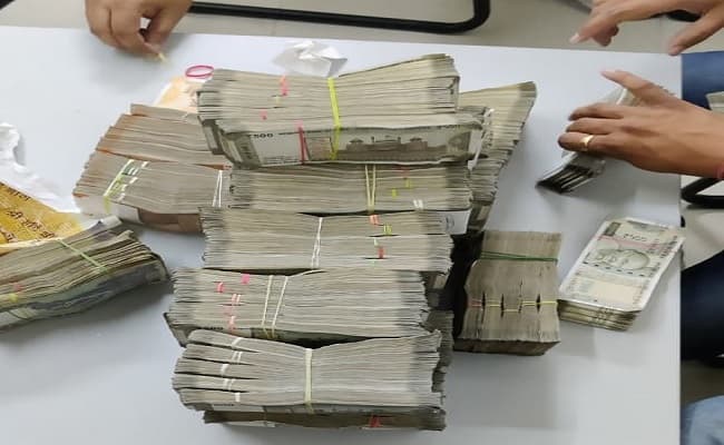 दिल्ली: लाल किला मेट्रो स्टेशन पर स्क्रीनिंग के दौरान यात्री के बैग में मिले 58 लाख, जांच में जुटे अधिकारी