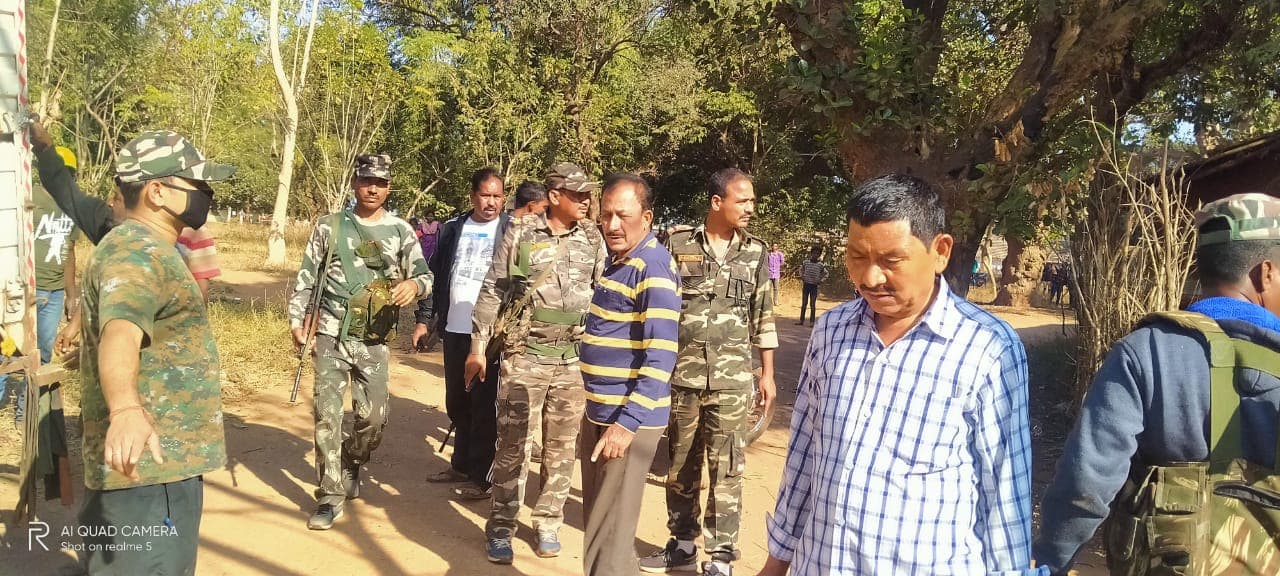 Double Murder : झारखंड के पश्चिमी सिंहभूम में जमीन विवाद में पति-पत्नी की टांगी से काटकर हत्या, चार आरोपी गिरफ्तार Double Murder : झारखंड के पश्चिमी सिंहभूम में जमीन विवाद में पति-पत्नी की टांगी से काटकर हत्या, चार आरोपी गिरफ्तार