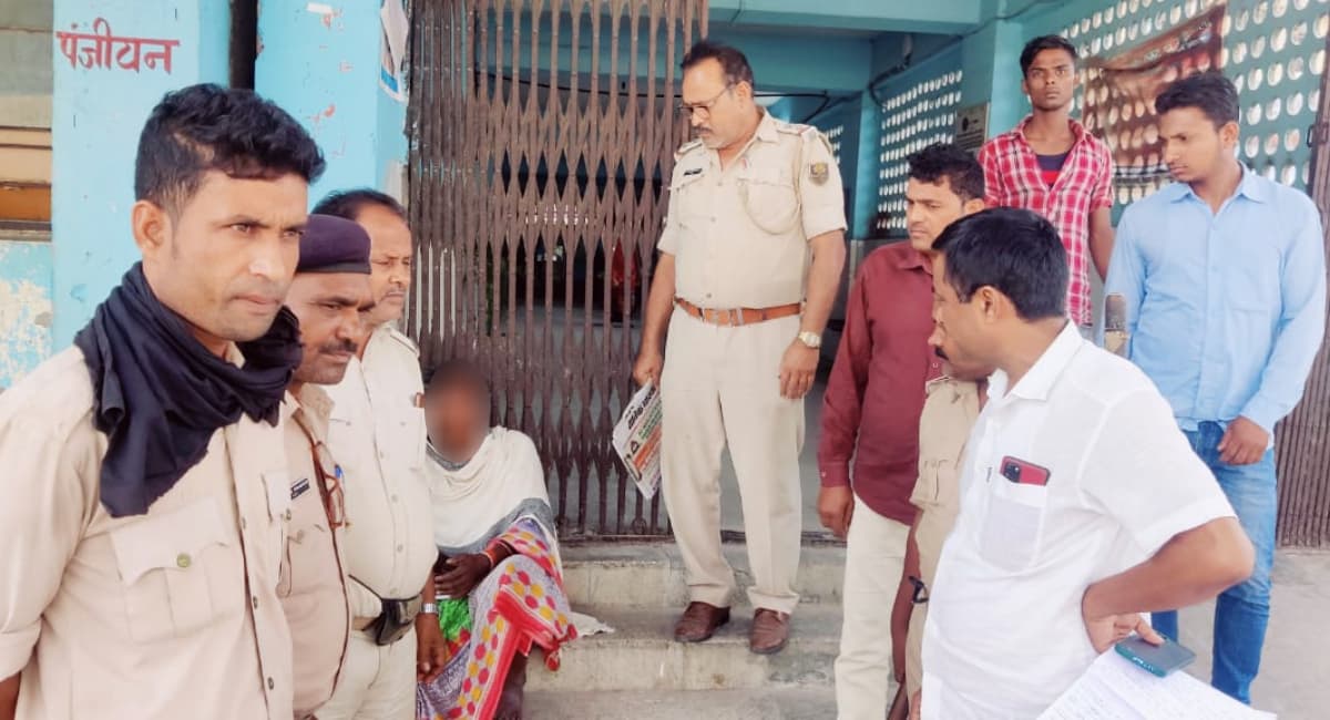 Acid attack: बच्चों के बीच विवाद में महिला पर फेंका तेजाब, गंभीर हालत में रेफर Acid attack: बच्चों के बीच विवाद में महिला पर फेंका तेजाब, गंभीर हालत में रेफर