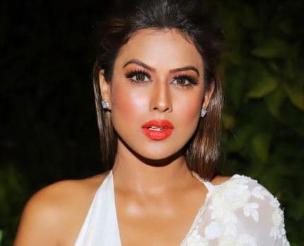 PHOTOS : व्हाइट ट्रांसपेरेंट ड्रेस में निया शर्मा दिखीं जबरदस्त हॉट, 'नागिन' एक्ट्रेस की बोल्ड फोटोज से नहीं हटेगी नजर