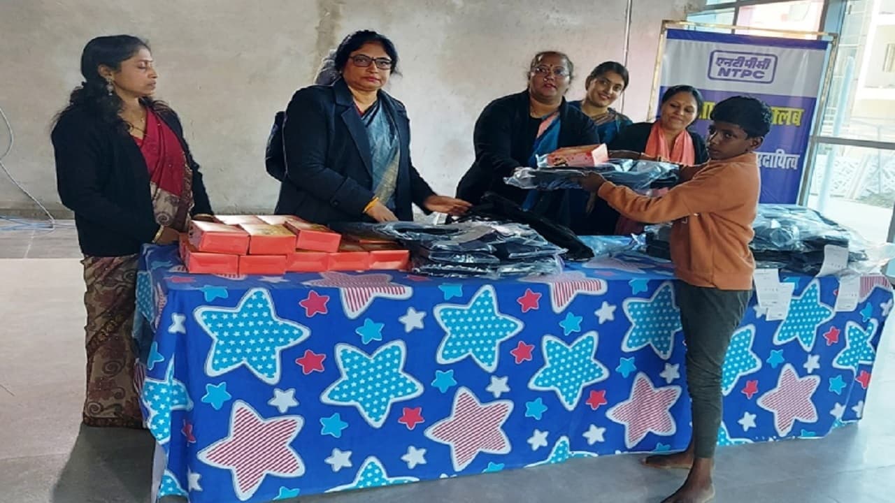 NTPC की सुजाता लेडीज क्लब ने किया स्कूल बैग व स्वेटर का वितरण, खिल उठे बच्चों के चेहरे