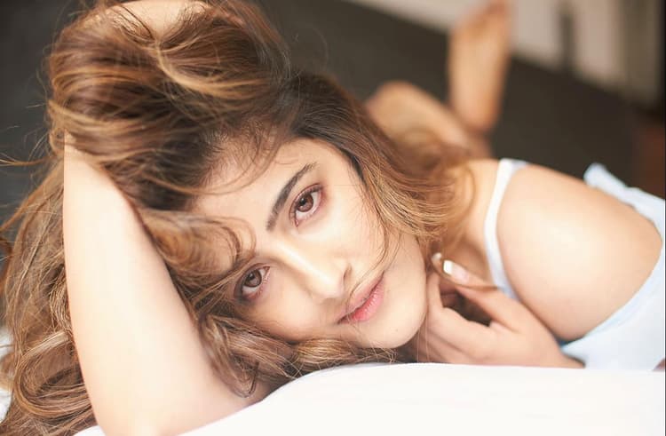 कृति सेनन की बहन नूपुर को मिली पहली फिल्म, इस बड़े प्रोडक्शन हाउस द्वारा होंगी लांच