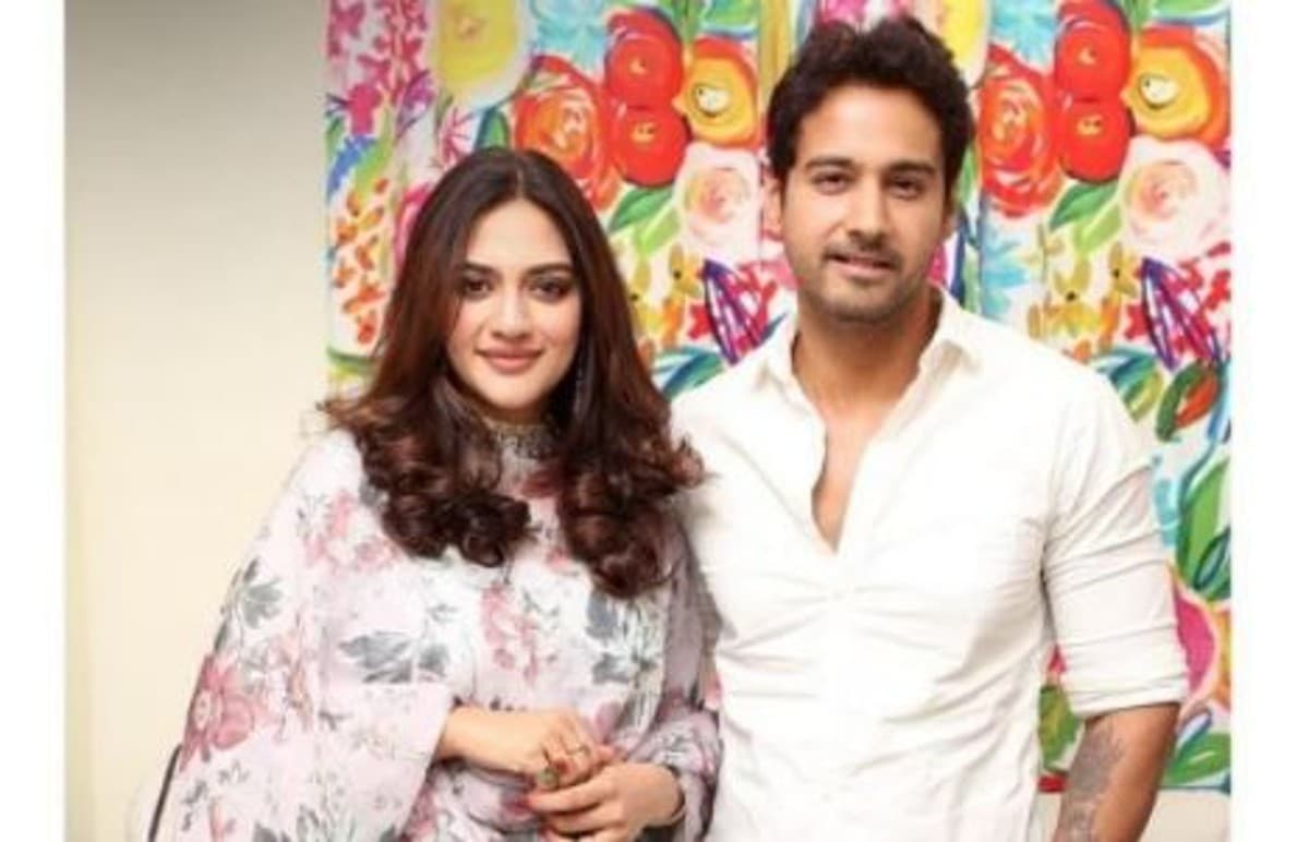 Nusrat Jahan ने यश दासगुप्ता के साथ शेयर की ये खास तसवीर, कमेंट में लिखा- हमें आशीर्वाद दें...