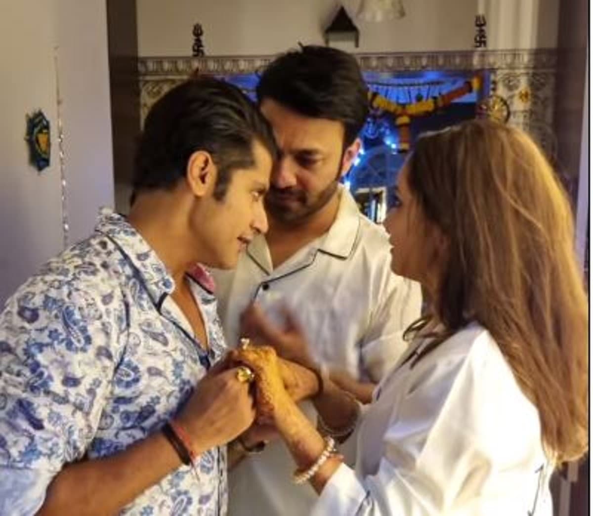 अंकिता लोखंडे का हाथ थाम फ्लर्ट कर रहे थे Karanvir Bohra, तभी पहुंच गए विक्की जैन, देखें मजेदार VIDEO