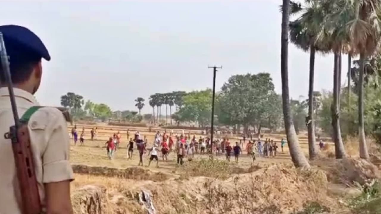 बिहार: आम खाने के विवाद में दो गांव के ग्रामीणों में झड़प, जमकर हुई फायरिंग व रोड़ेबाजी