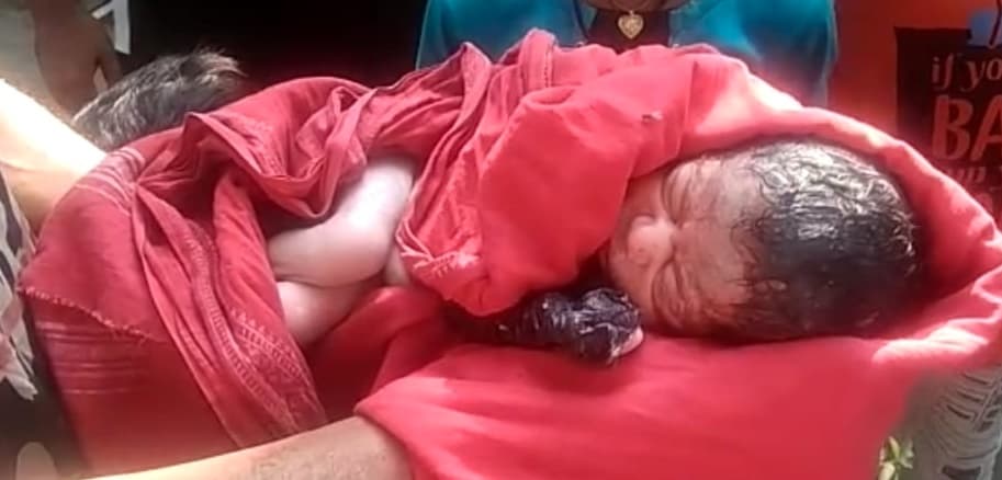 नवजात को प्लास्टिक में डाल कर खेत में फेंका