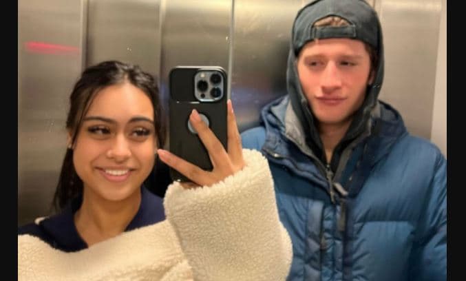 Nysa Devgan ने लिफ्ट में सेल्फी के लिए दिये पोज, स्टार किड की मुस्कान पर दिल हार बैठे फैंस