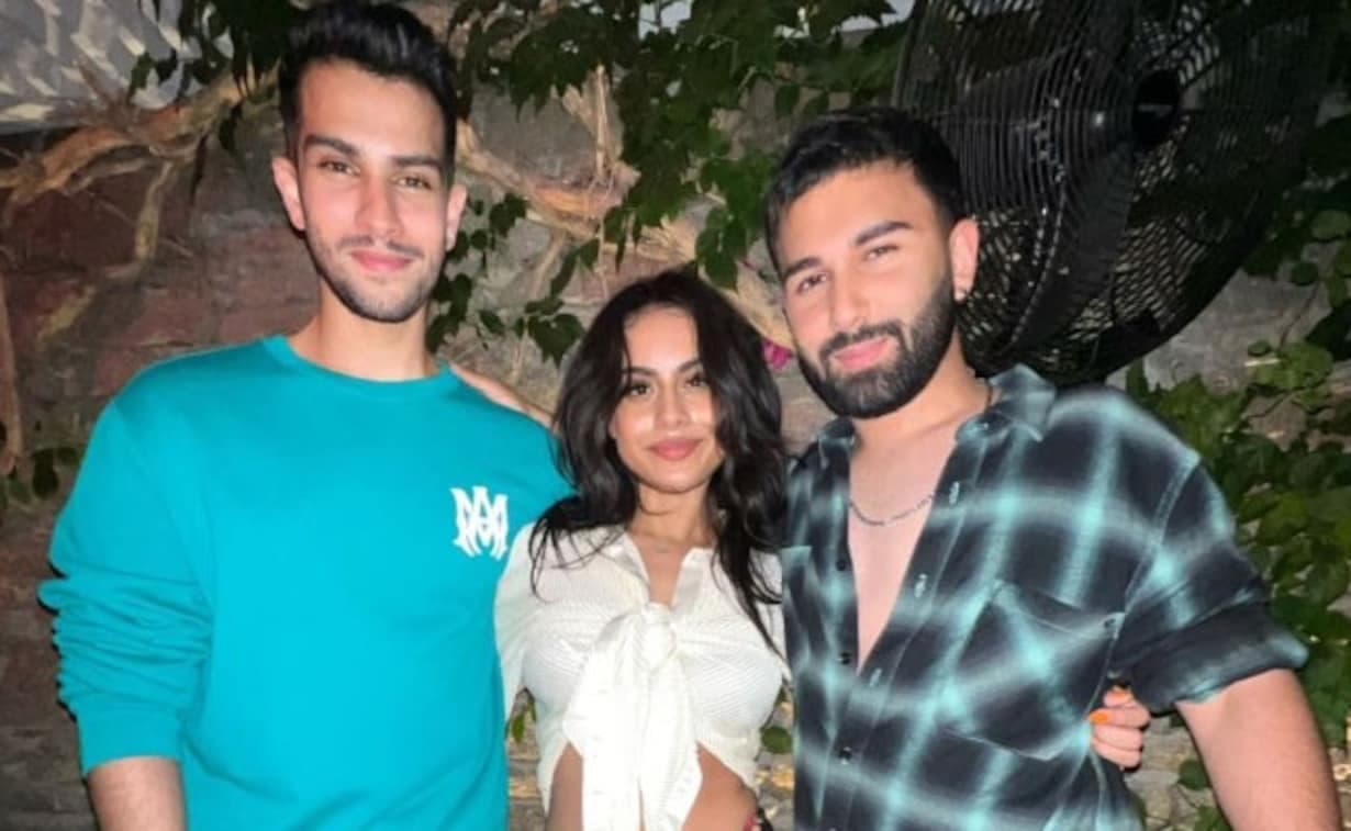 अजय देवगन की बेटी न्यासा ने हाई स्लिट ड्रेस पहन बढ़ाया इंटरनेट का पारा, दोस्तों संग पार्टी करते दिखी