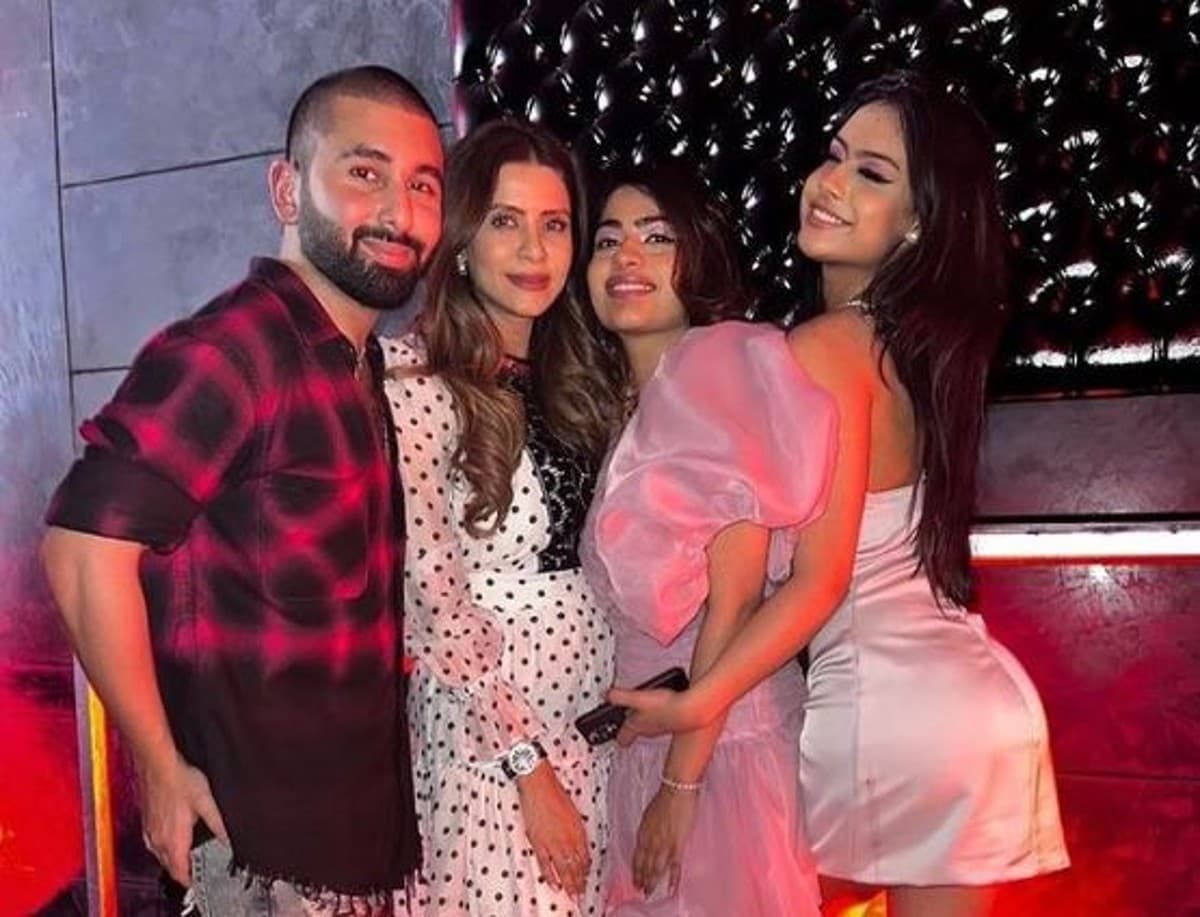 न्यासा देवगन ने नाइट क्लब में फ्रेंड्स संग की जमकर मस्ती, ऑफ शोल्डर क्रॉप टॉप में दिखीं बेहद स्टाइलिश