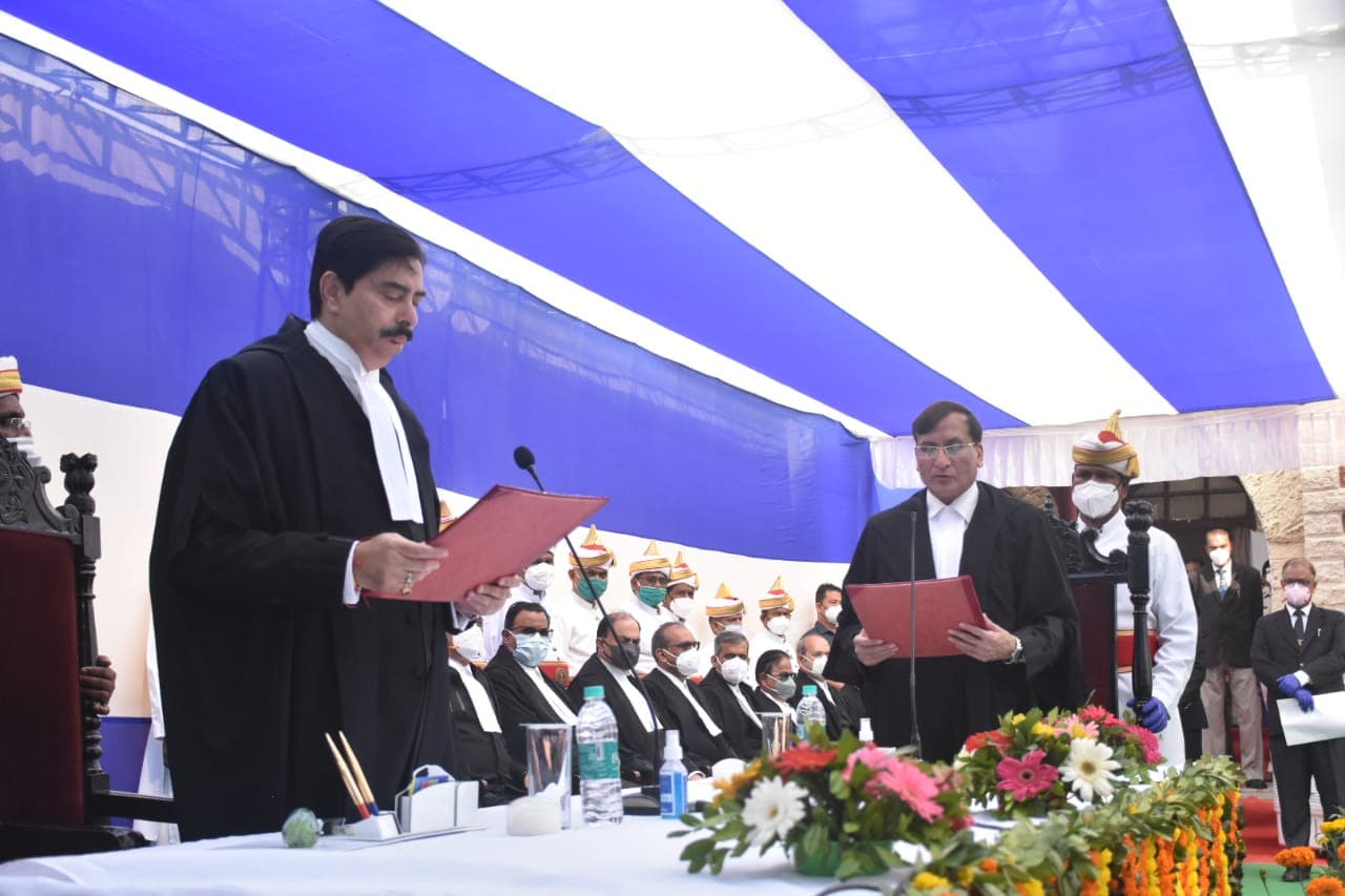 झारखंड हाईकोर्ट के चीफ जस्टिस डॉ रवि रंजन ने नवनियुक्त जज सुभाष चंद को दिलायी शपथ, अब जजों की संख्या हुई 20