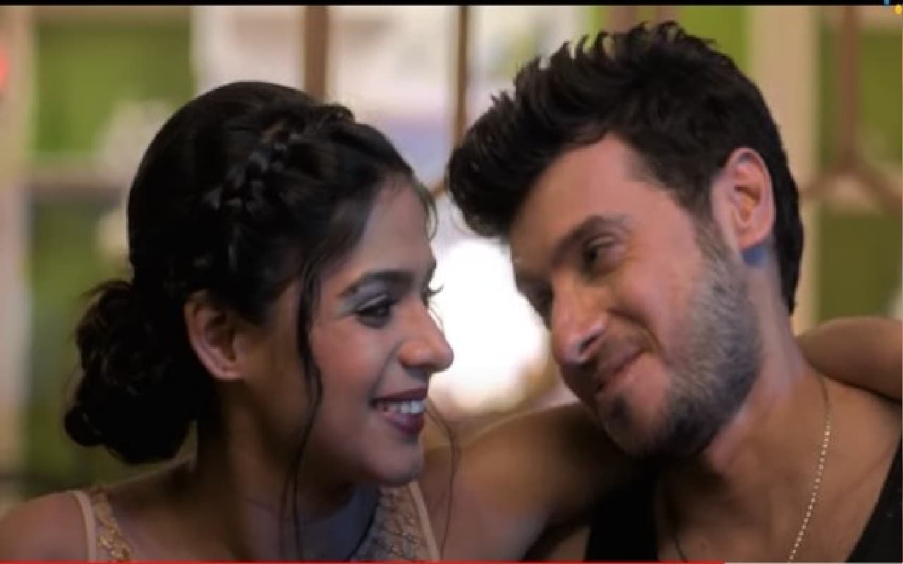 Odd Couple Trailer: शादियों की अदला-बदली पर बेस्ड है फिल्म, मिर्जापुर फेम मुन्ना भैया दिखे नये रोल में