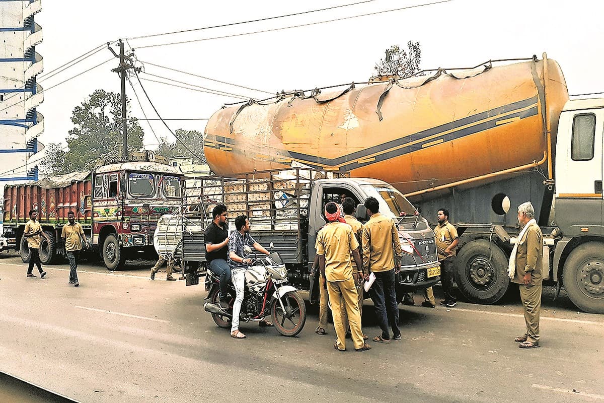 ओडिशा में ड्राइवर महासंघ का आंदोलन जारी, नहीं चलीं बसें, टैक्सी और टेंपो, यात्री परेशान