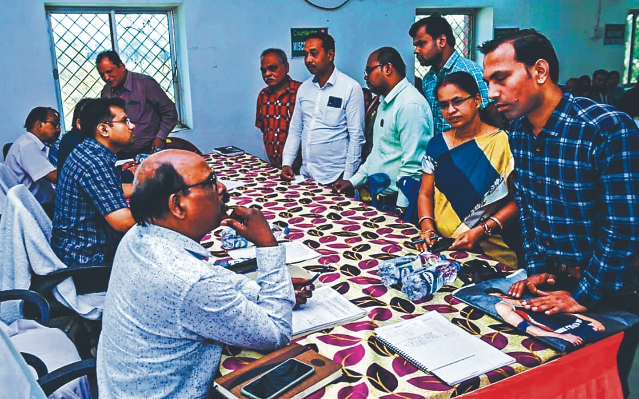 Odisha News: सुंदरगढ़ संयुक्त जनसुनवाई में सुनी गई 166 शिकायतें, 76 का हुआ निबटारा