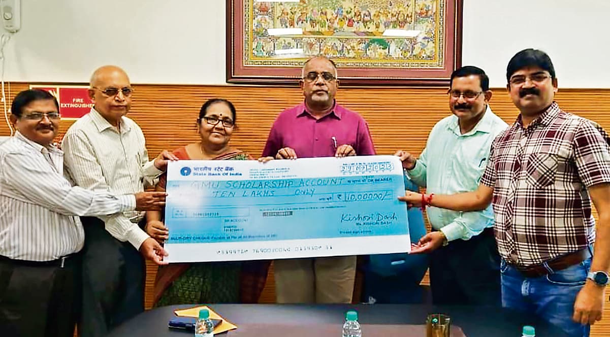 ओडिशा की शिक्षाविद् डॉ किशोरी दास की पहल, गंगाधर मेहेर विश्वविद्यालय को सौंपा 10 लाख रुपए का चेक