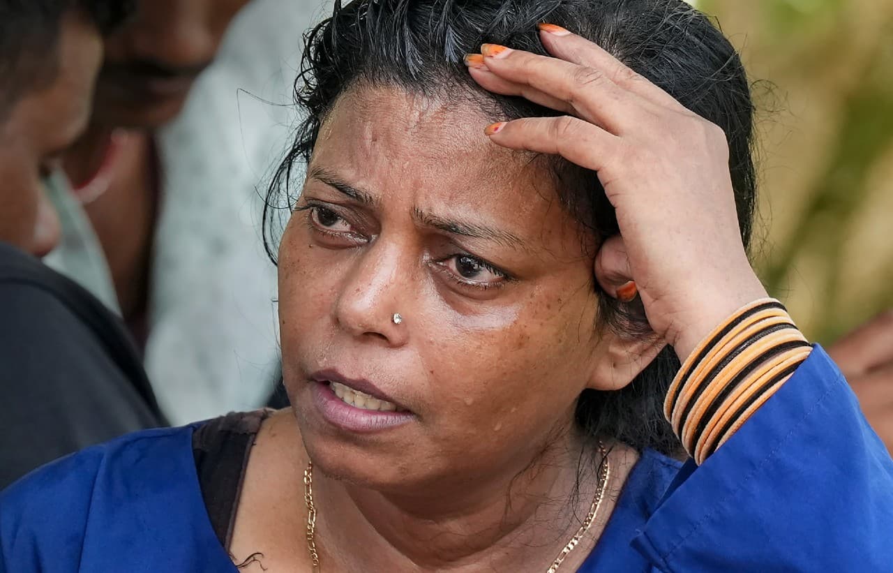 ओडिशा रेल हादसा: कांपती रूह से अपनों की तलाश! मुर्दाघरों में लगे लावारिस शवों के ढेर