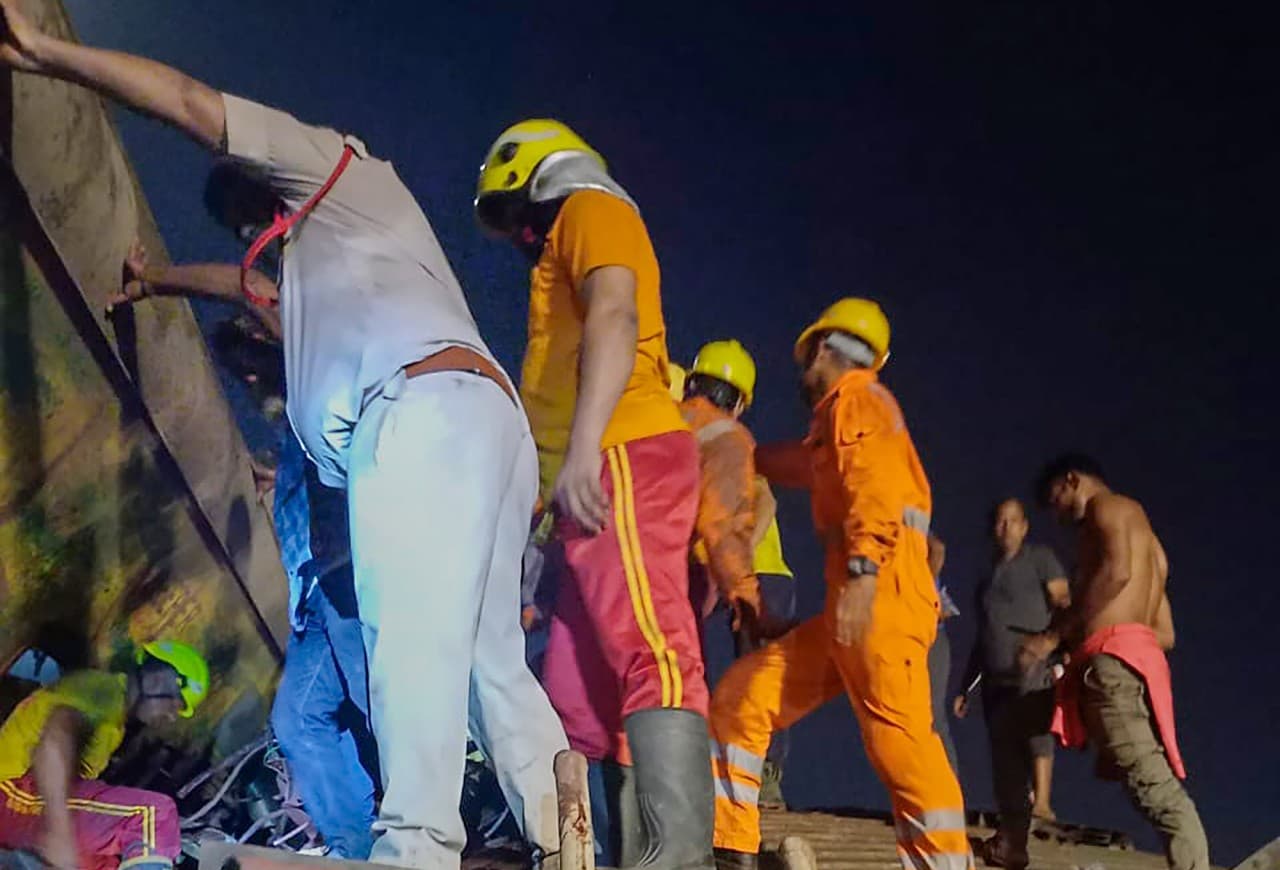 Odisha Train Accident: मालगाड़ी पर चढ़ गया इंजन, भीषण टक्कर की कुछ खास तस्वीरें देखें यहां