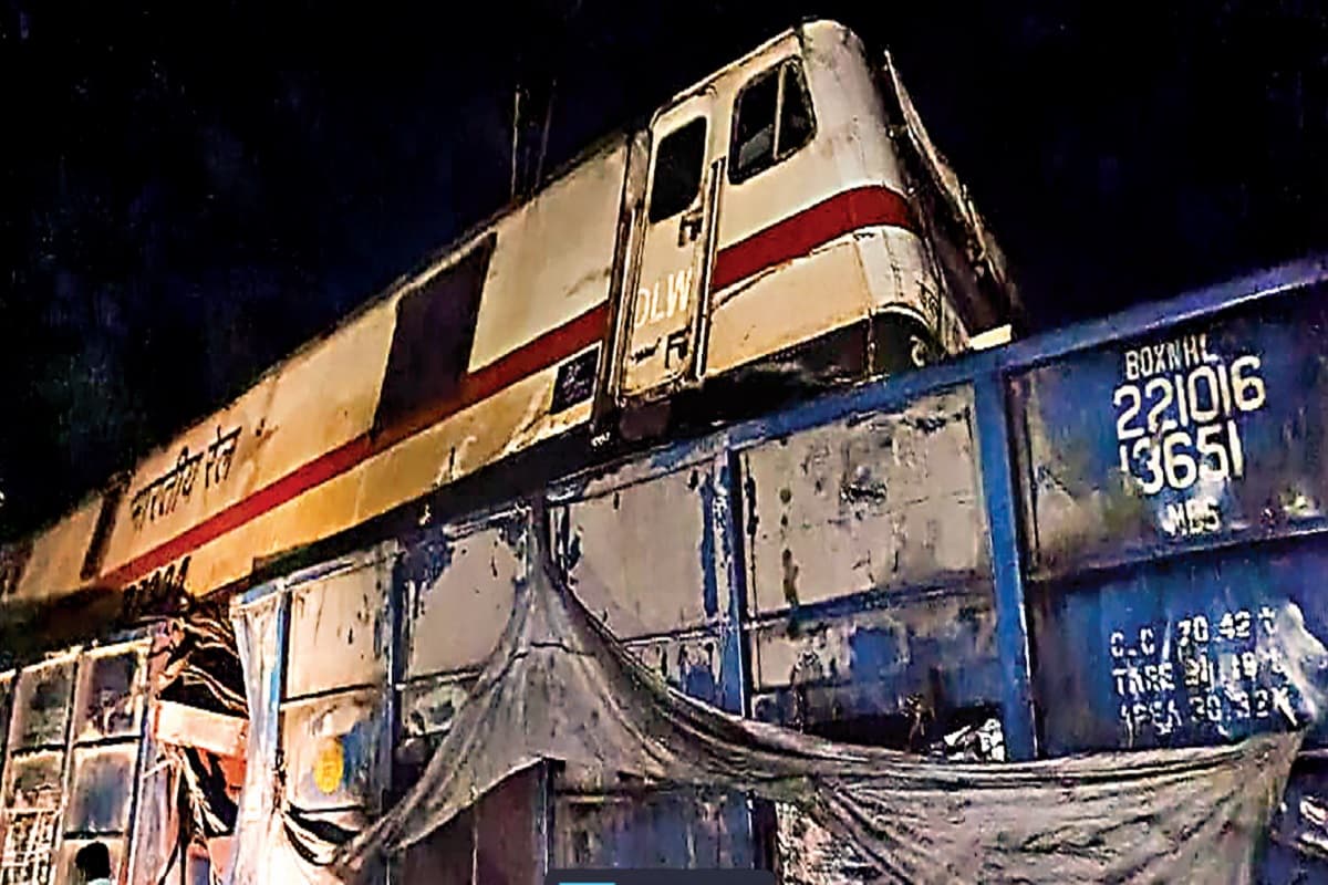ओड़िशा में तीन ट्रेनों की भीषण टक्कर, 71 की मौत, 350 से अधिक घायल, बोगियों के अंदर फंसे सैकड़ों यात्री
