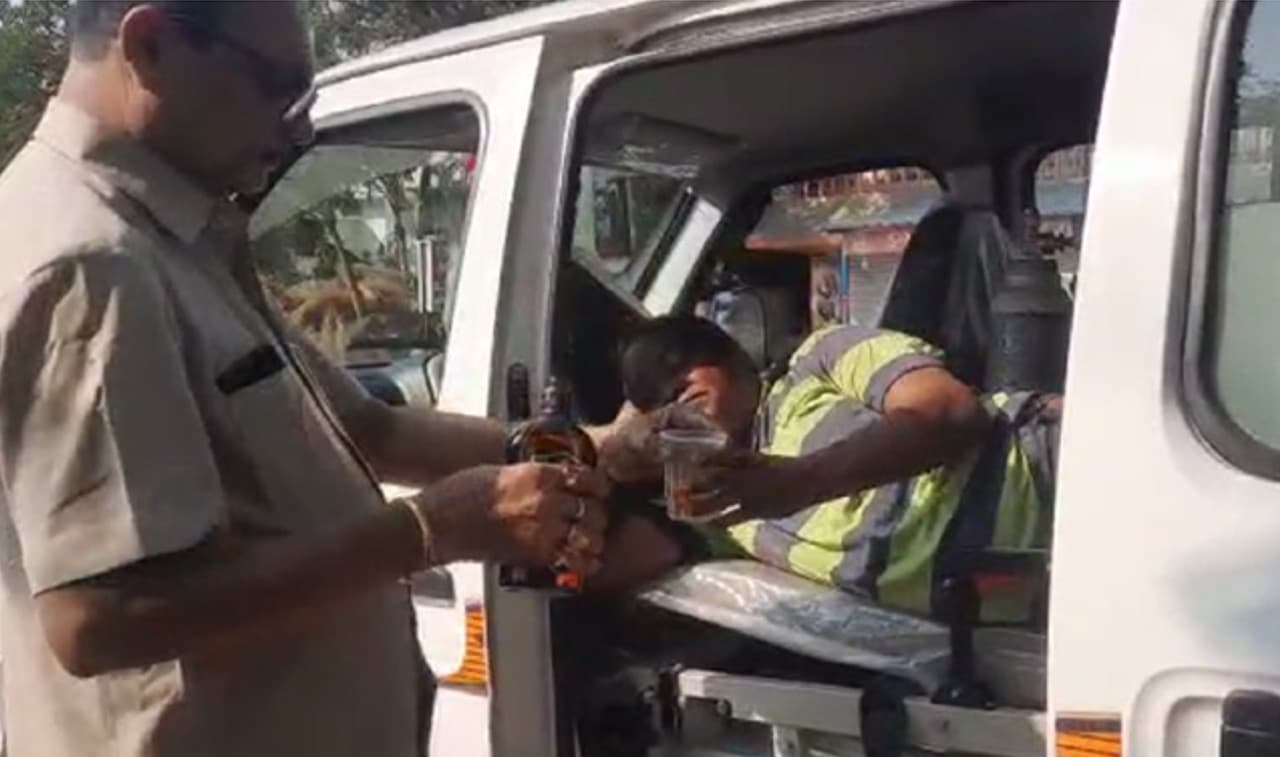 अस्पताल जाने के दौरान शराब पीने के लिए रुका एम्बुलेंस का चालक, मरीज के साथ छलकाया जाम, VIDEO Viral