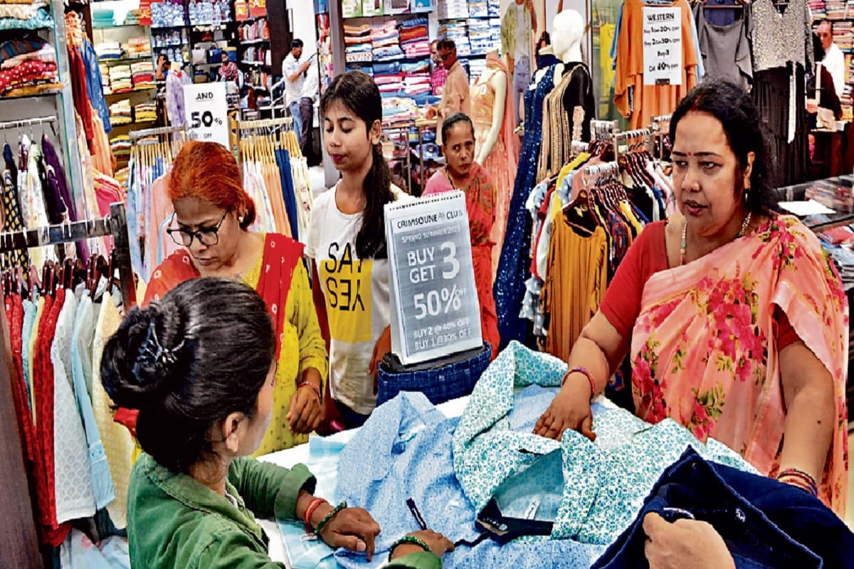 करना चाहते हैं खरीदारी तो रांची के बड़े शोरूम पर चल रहा डिस्काउंट ऑफर, जानें किस ब्रांड में मिल रही कितनी छूट