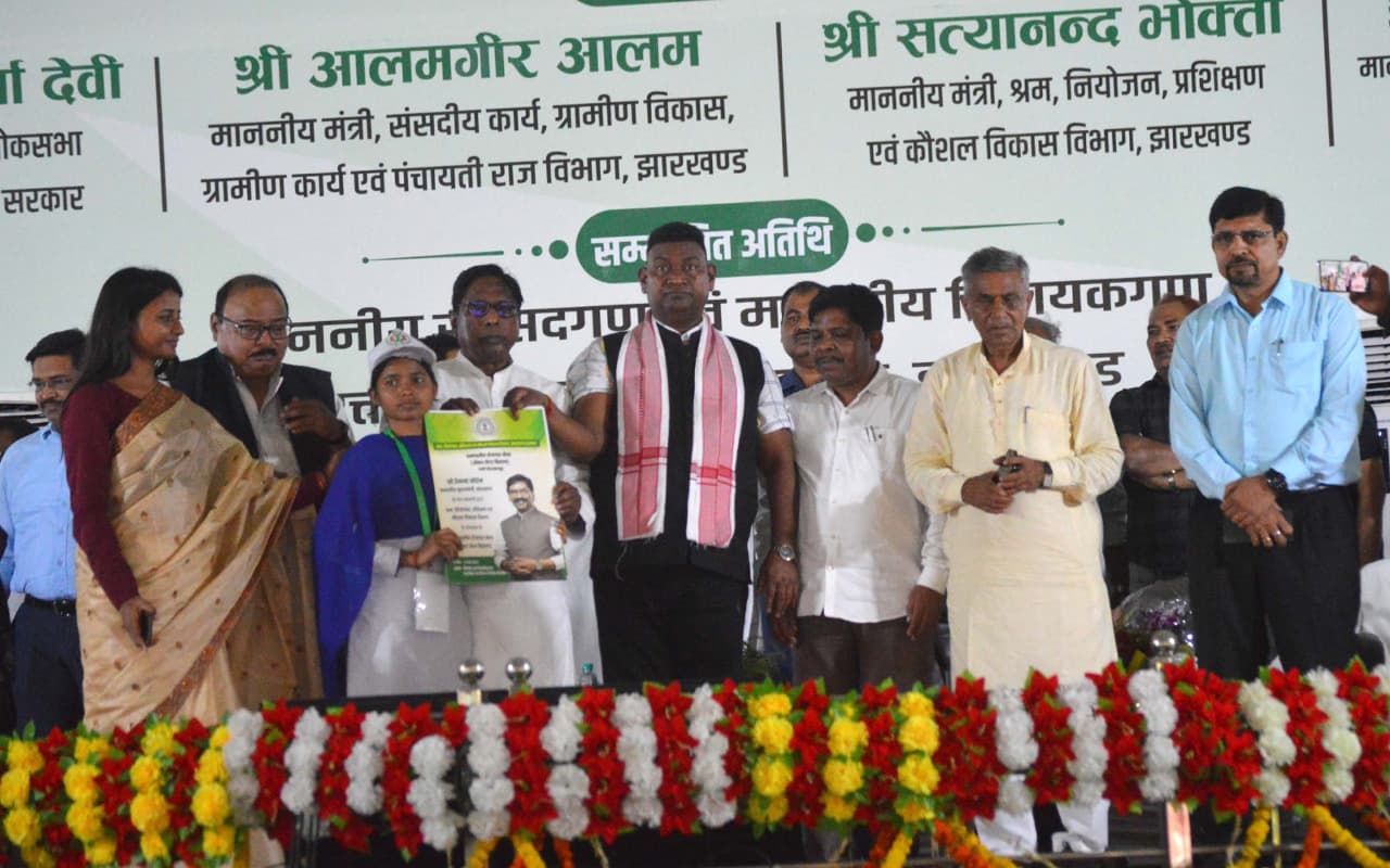 PHOTOS : हजारीबाग में 11850 युवाओं को मिला ऑफर लेटर, खिल उठे चेहरे