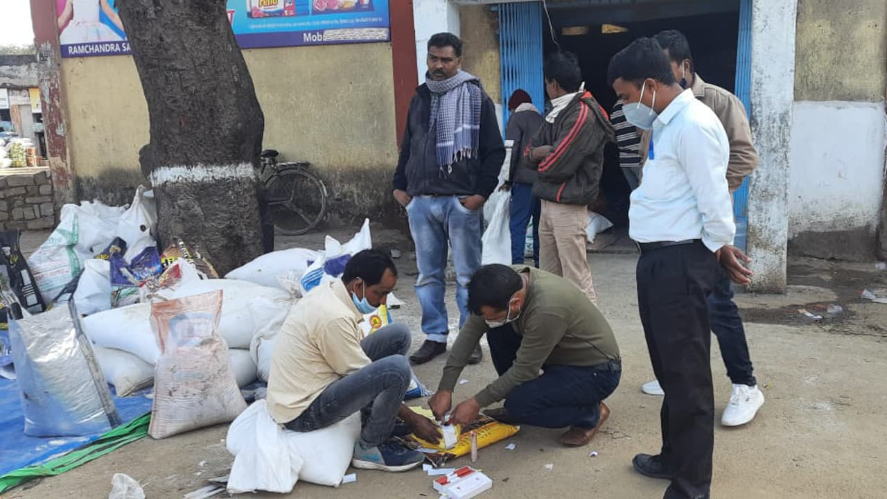 Jharkhand news: खूंटी के बाजारों में मिल रहे नकली सॉस और आटा, अधिकारियों की कार्रवाई से हड़कंप