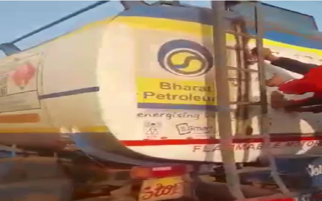 झारखंड में तस्कर तेल टैंकर में ठूंस-ठूंस कर ले जा रहे थे 23 पशु, 2 की मौत, पुलिस ने ऐसे किया जब्त