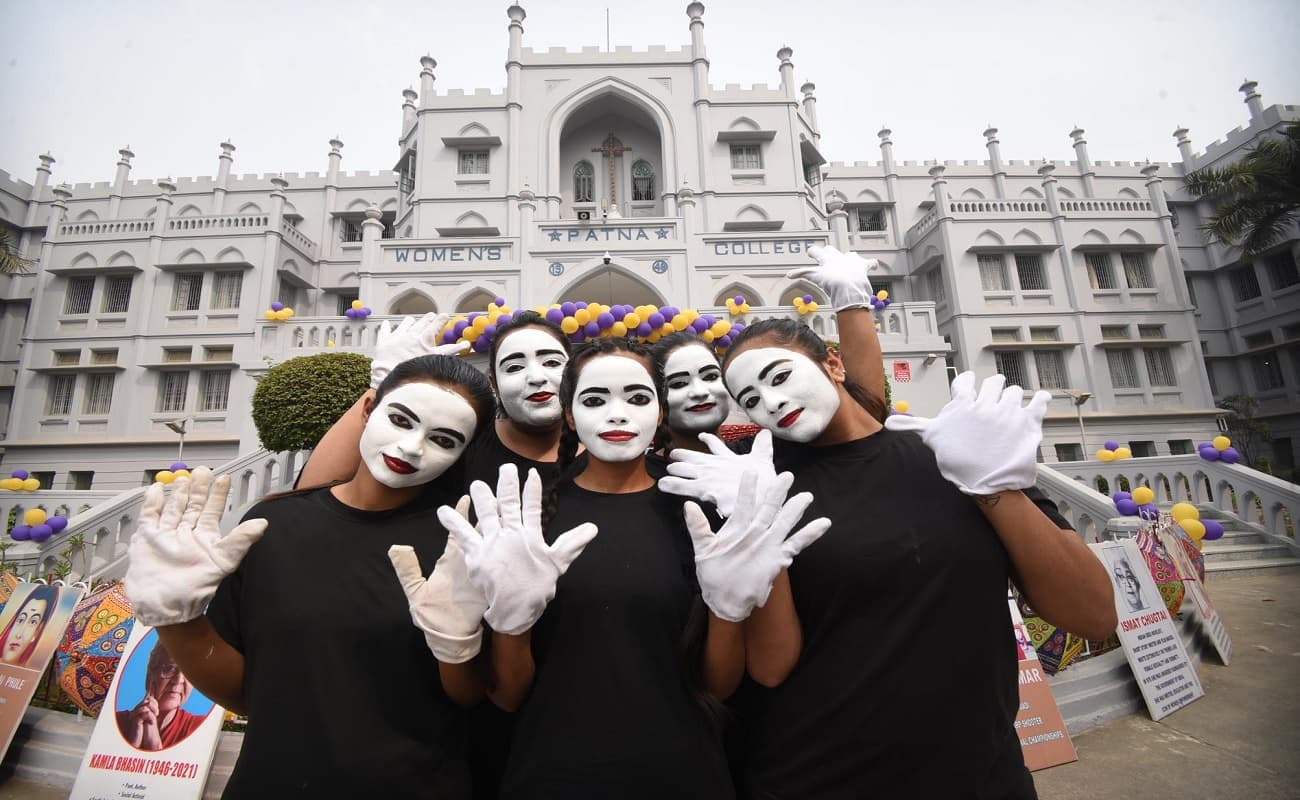 पटना वीमेंस कॉलेज में ओजस्विनी 2.0 का हुआ आयोजन, महिलाओं को मिला सम्मान