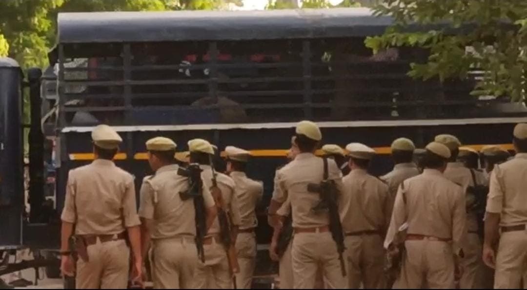 Prayagraj: जम्मू जेल में बंद 44 आतंकवादी नैनी सेंट्रल जेल में शिफ्ट, हाई सिक्‍योरिटी बैरक में रहेंगे