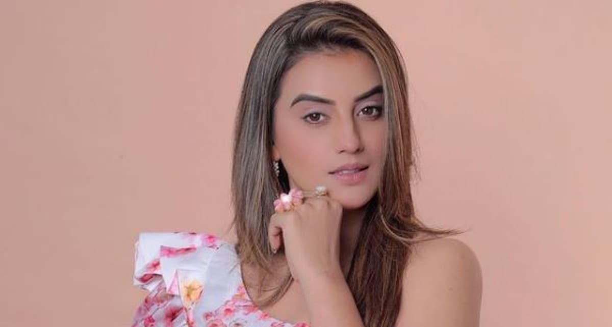Akshara Singh ने डीप नेक ड्रेस में दिखाई ग्लैमरस अदाएं, फैंस ने दिया ये रिएक्शन