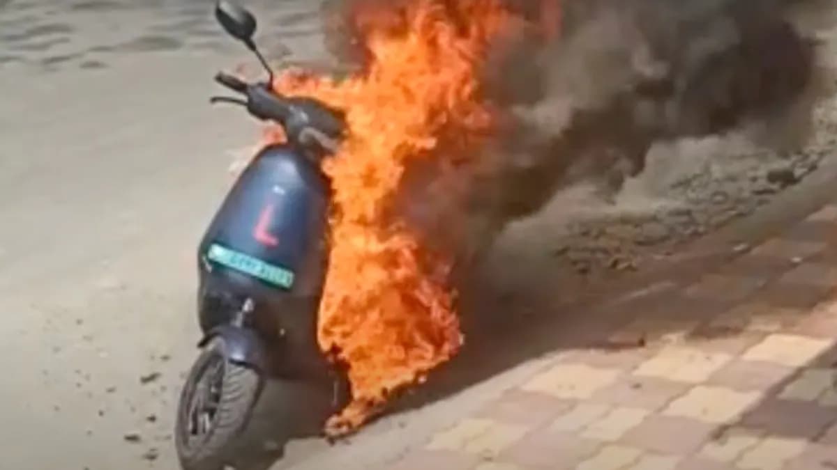 Ola E-Scooter Fire: सरकार ओला इलेक्ट्रिक से पूछ सकती है ई-स्कूटर में आग लगने की वजह