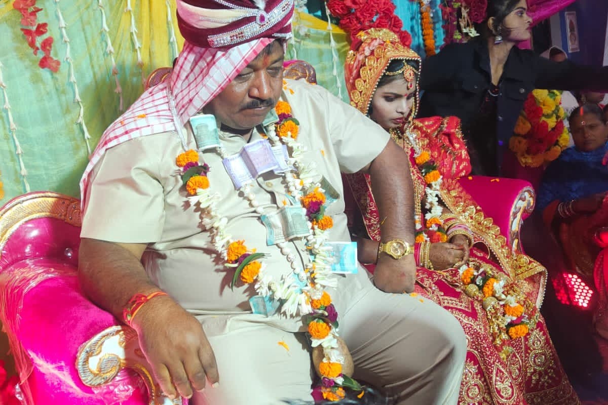 Jharkhand News: धर्म छिपाकर कर रहा था जबरन नाबालिग से शादी, पुलिस को देख भागा, पहले भी कर चुका है ऐसा काम