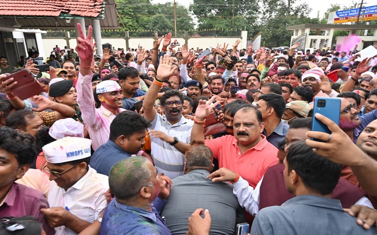 Old Pension Scheme लागू होने की खुशी में झूम उठे सरकारी कर्मचारी, CM Hemant Soren का ऐसे किया अभिनंदन