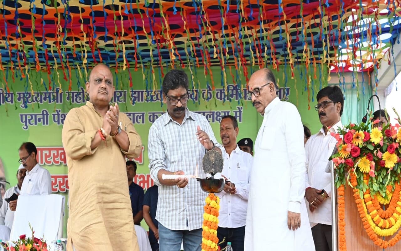 Jharkhand News: पुरानी पेंशन योजना बहाल करने की खुशी, सचिवालय कर्मियों ने किया CM हेमंत सोरेन का अभिनंदन
