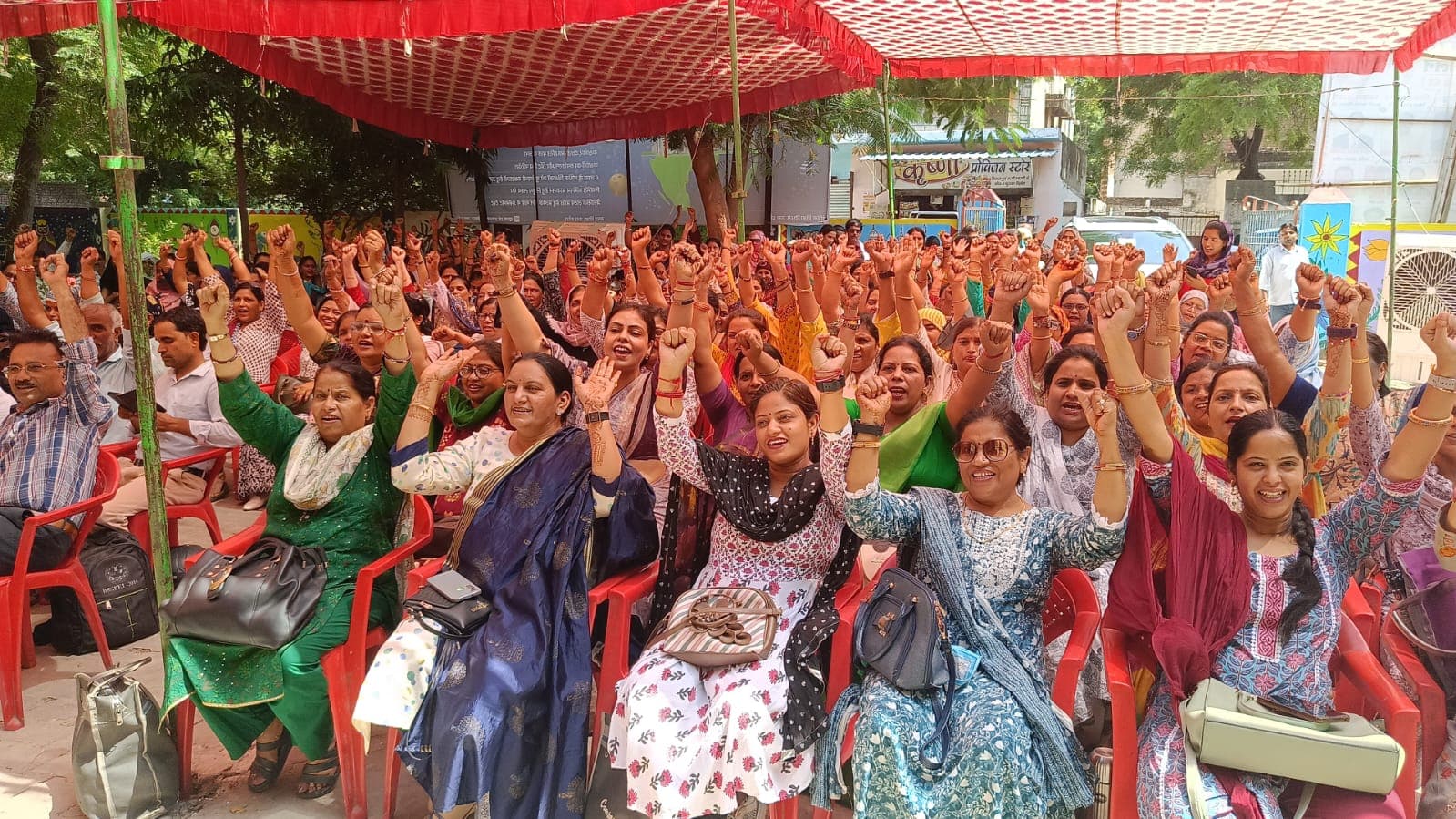 Old Pension Scheme: पुरानी पेंशन बहाली को लेकर शिक्षकों का प्रदर्शन, कहा-मांगों को लेकर न झुकेंगे, न डरेंगे