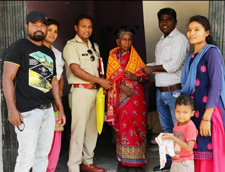 इंसानियत की मिसाल: चाईबासा की वृद्ध महिला भटक रही थी गुमला के रायडीह जंगल में, पुलिस ने की मदद