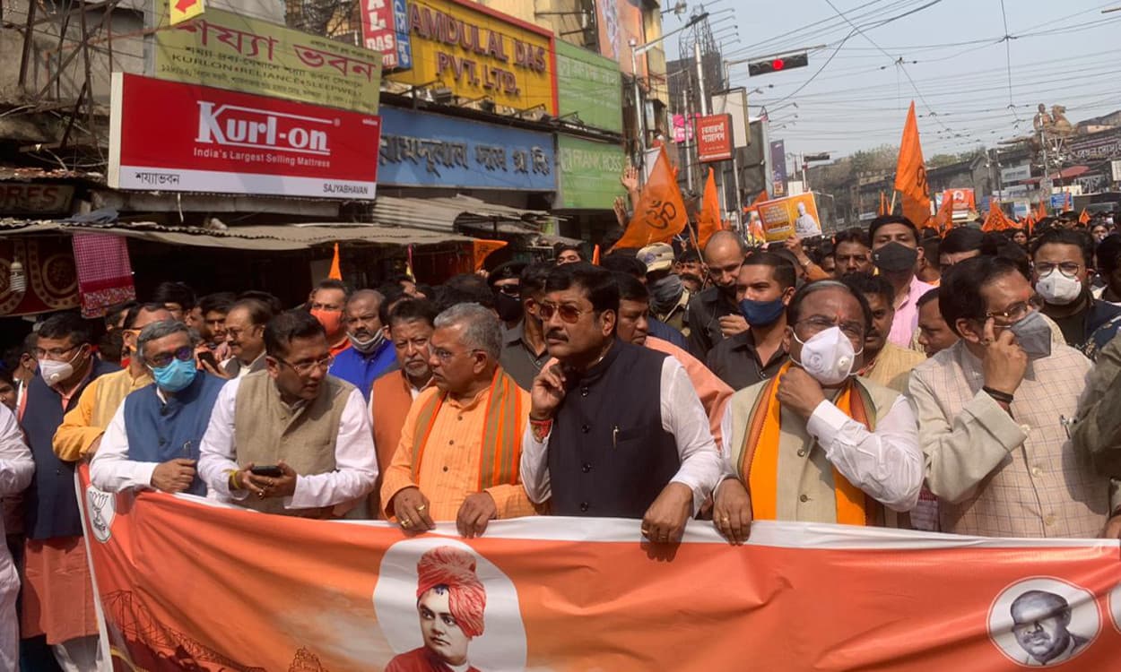 National Youth Day 2021 : स्वामी विवेकानंद की जयंती पर ‘ओम’ लिखे झंडे के साथ बंगाल में भाजपा ने निकाली रैली