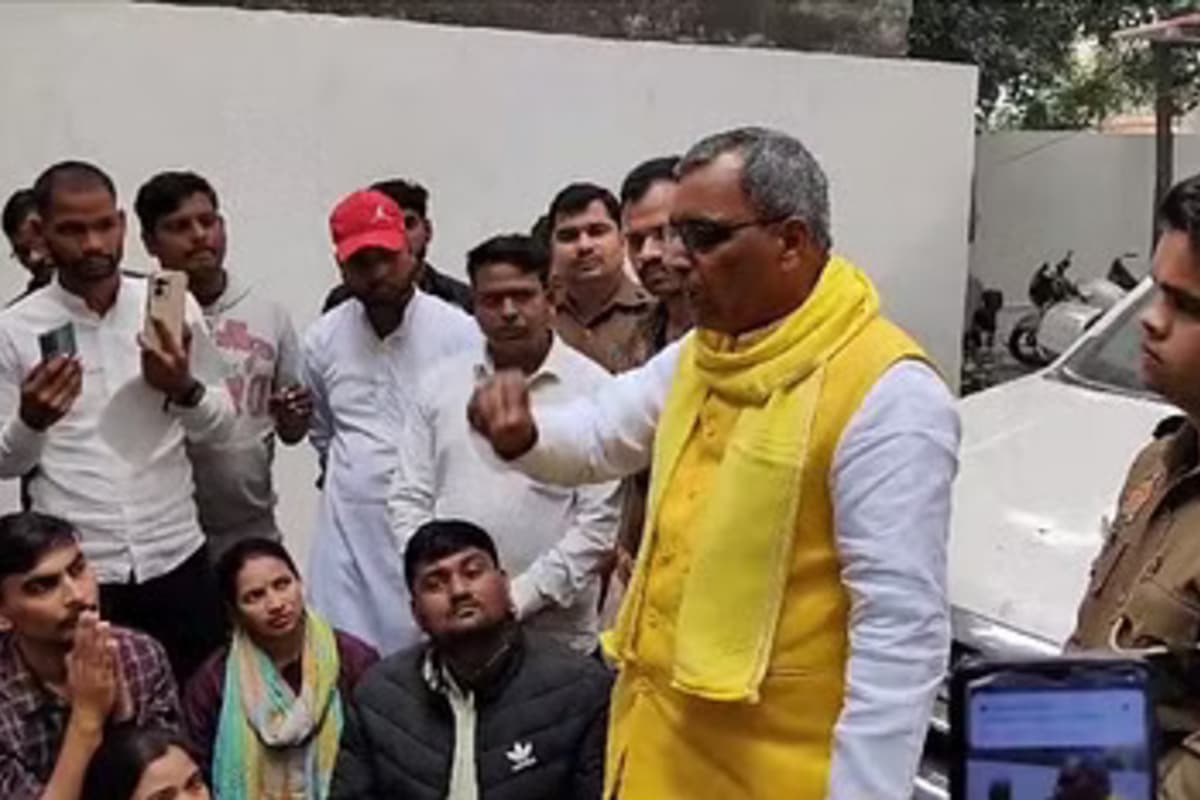 UP News: 69000 शिक्षक भर्ती के अभ्यर्थियों ने ओम प्रकाश राजभर का आवास घेरा, बोले- धरने से नहीं होगा समाधान