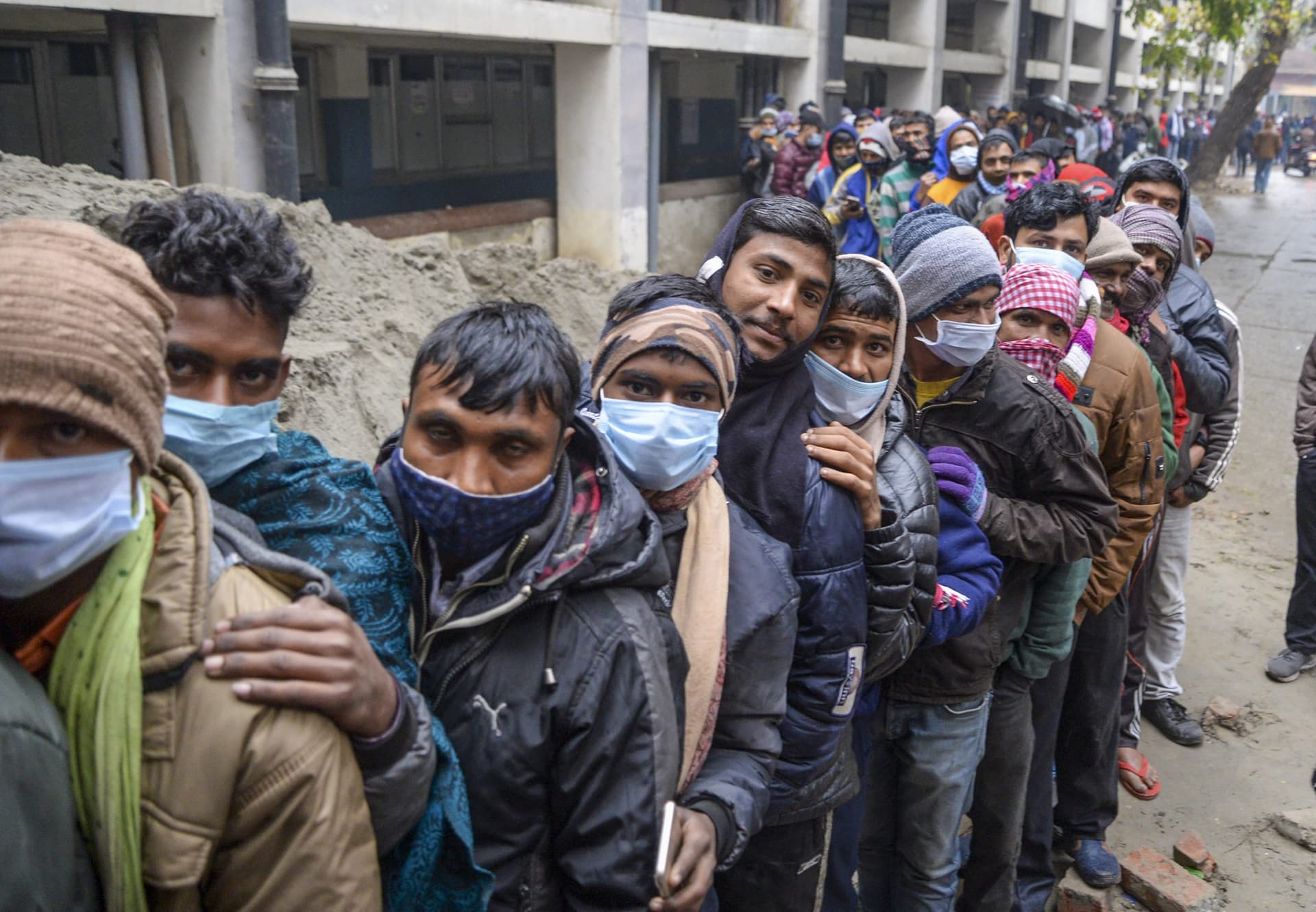 Coronavirus Updates: भारत में ओमिक्रॉन से पहली मौत, 24 घंटे में 90 से ज्यादा कोरोना के मामले, डरे लोग