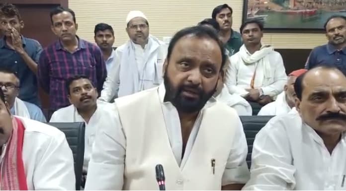 Varanasi News: सपा नेता ओमप्रकाश सिंह ने बीजेपी पर जमकर किया हमला, बोले- सड़क से संसद तक उठाएंगे आवाज